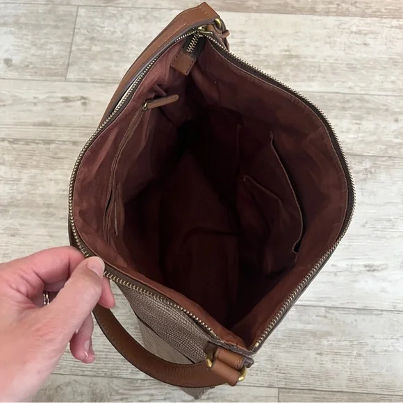 Authentic Fossil Women's Cowhide Leather Shoulder Bag w/Key Hobo Style EUC! - Picture 10 of 16